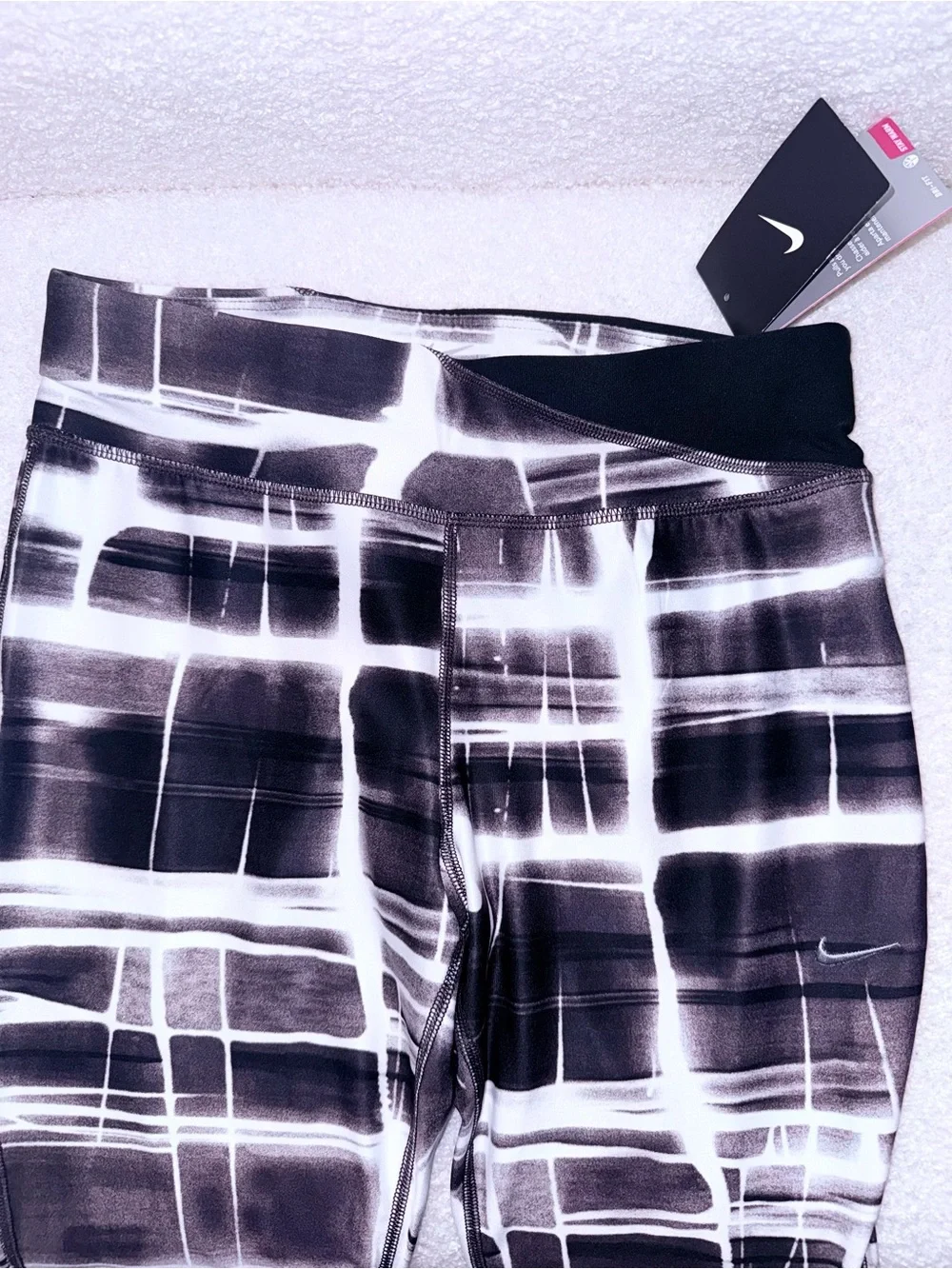 NWT Nike dry fit crop Capri leggings Small black and white design